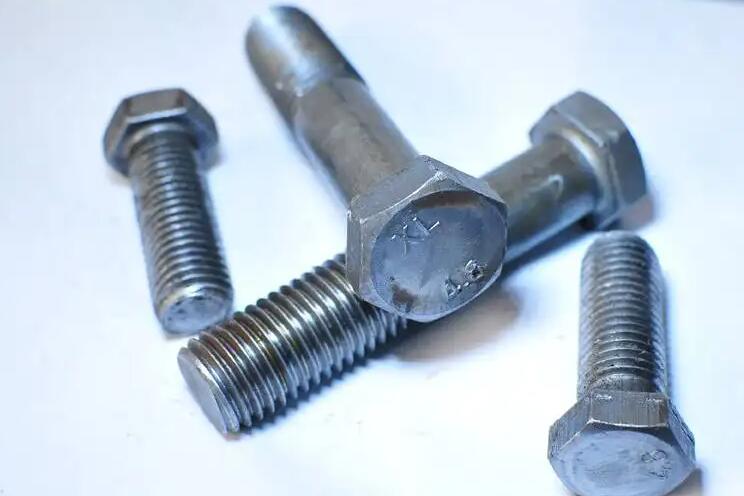Que devons-nous faire lorsque nous rencontrons des fixations et des boulons n...