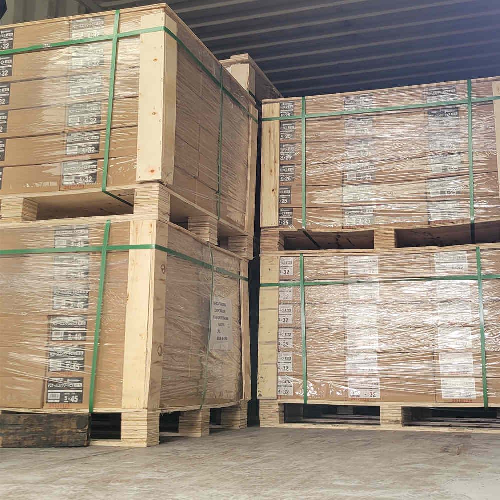 Le chargement en temps opportun garantit la livraison des marchandises au mom...