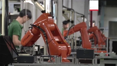 Les robots industriels permettent aux entreprises de fixation et à d'autres e...